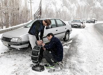 بارش برف و کولاک در جادههای ۱۴ استان