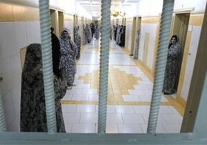 گفت‌وگوی بهروزآذر با زنان بازداشت‌شده اغتشاشات اخیر در زندان قرچک