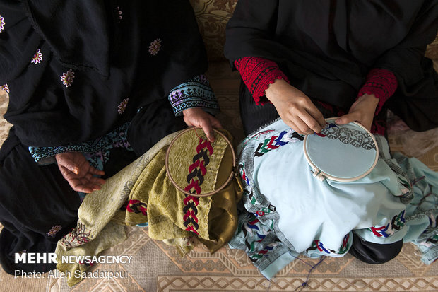 حیات «سوزن دوزی بلوچ» با دستان زنان توانمند حاشیه نشین زاهدان