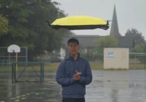 چتر خودکار بالای سر پرواز می‌کند