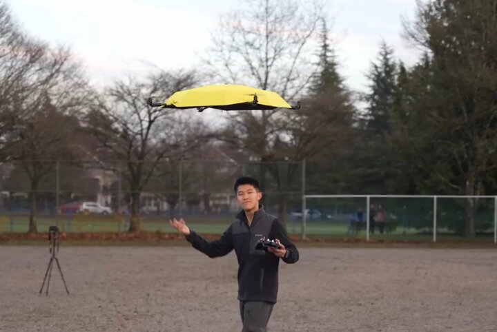 چتر خودکار بالای سر پرواز می‌کند