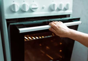 چرا باید پیش از پخت و پز، فر را گرم کنیم؟