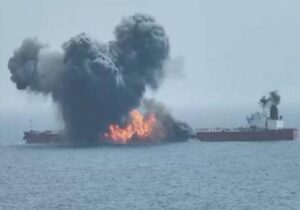 منع تردد در تنگه هرمز ادامه دارد / بیش از ۱۰ نفتکش مورد اصابت قرار گرفت