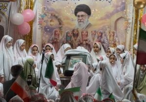 اجرای سرود «اینجا ایرانه» توسط دانش آموزان قوچانی در جشن تکلیف
