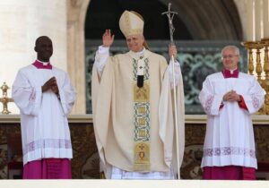 تلاش«پاپ» برای توجه جهان به آرمان‌ مسیحیت عدالتخواه/ دود سفید برای صلح