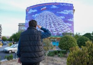 دیوارنگاره میدان راهآهن «به یادِ دریادلان دنا» تغییر کرد