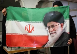 رونمایی از پرچم ایران با خاک رنگی جزیره هرمز+ عکس