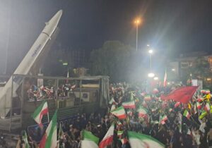 قدرت آهنین ایران در قلب تهران؛ موشک «قدر» مهمان مردم میدان ونک شد