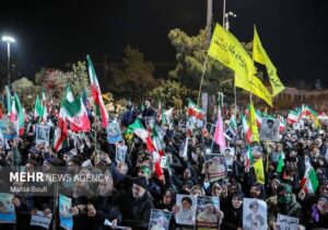 میدان‌داری مردم اراک در شب‌های حماسه زیر بارش شدید باران