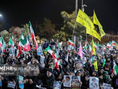 میدان‌داری مردم اراک در شب‌های حماسه زیر بارش شدید باران