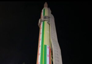 نمایی نزدیک از لانچر و موشک بالستیک قدر در اجتماع مردم کرمان