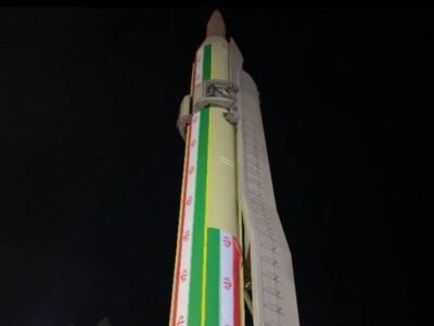 نمایی نزدیک از لانچر و موشک بالستیک قدر در اجتماع مردم کرمان