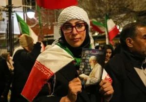 نوشته جالب دختری در تجمع میدان انقلاب+ عکس
