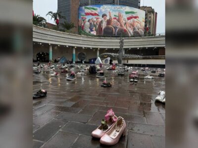 چیدمانی نمادین برای گل‌های پرپرشده میناب؛ جای یک کفش خالی‌ست!