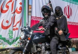 یک تصویر متفاوت/ بانوی مسلح روی موتور در میادین تهران + عکس