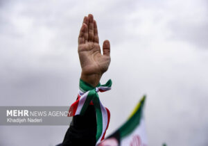 ۱۲ ساعت حماسه در خیابان کشور دوست؛ غم و اندوه ملت برای پدر