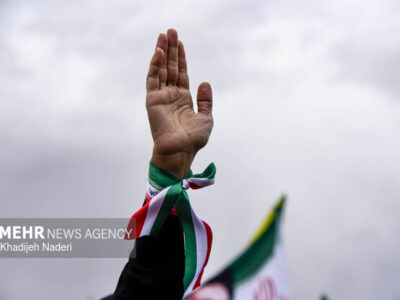 ۱۲ ساعت حماسه در خیابان کشور دوست؛ غم و اندوه ملت برای پدر