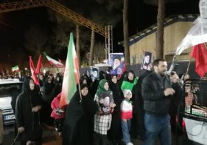 تجمع شبانه مردم نراق در بیعت با رهبر معظم انقلاب