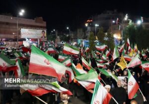تداوم میدان داری مردم کرمان در شب هشتاد و دوم