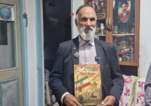 حماسه پیرمرد بیرجندی در طوفان؛ این پرچم زمین نمیافتد