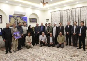 دیدار معاون فرهنگی دانشگاه آزاد با خانواده و مادر مکرم شهیدان پاکپور