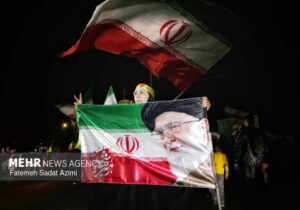 طنین شعارهای انقلابی در مهرگان؛ شب هشتادوهشتم حضور مردمی