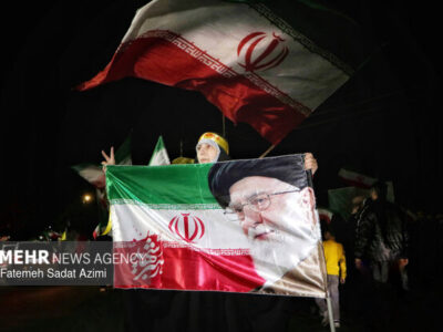 طنین شعارهای انقلابی در مهرگان؛ شب هشتادوهشتم حضور مردمی