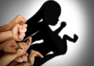 پشت تصمیم به سِقط چه می‌گذرد؟ روایت یک گروه مردمی از نجات جنین‌ها