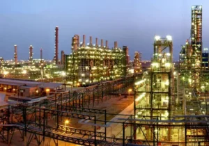 پیگیری بازگشت ۱۸ میلیارد دلار ارز صادراتی برای جبران خسارت پتروشیمیها
