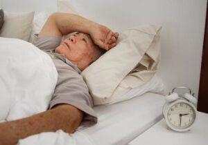 پیگیری مداوم اخبار قبل از خواب بیخوابی را تشدید میکند
