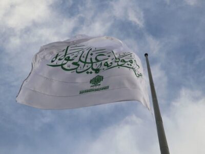 اهتزار پرچم متبرک حرم مطهر علوی در بوستان ملت اراک
