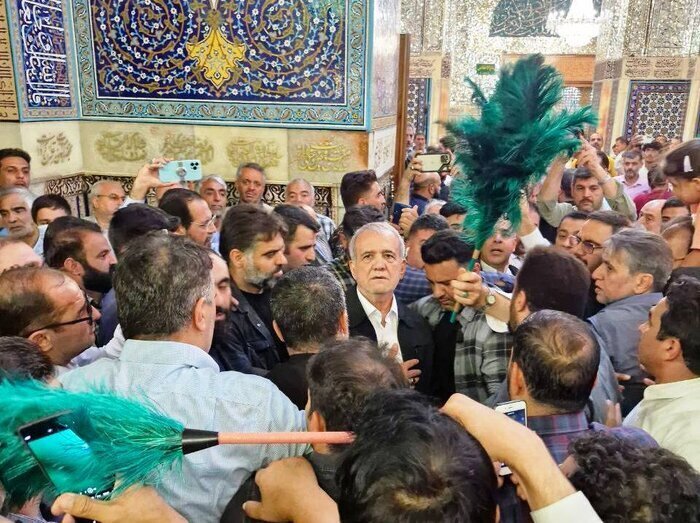 رئیس جمهور به زیارت حرم مطهر امام رضا(ع) مشرف شد رئیس جمهور به زیارت حرم مطهر امام رضا(ع) مشرف شد