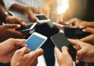 شما نظر بدهید / آیا استیضاح وزیر ارتباطات به دلیل بازگشایی اینترنت منطقی است؟