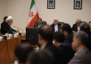 عارف: فرماندهی رهبر انقلاب و وفاداری پزشکیان به نظام بی‌نظیر است