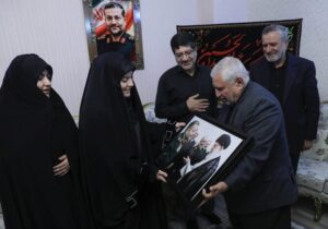 دیدار اعضای دفتر حفظ ونشر آثار رهبر شهید با خانواده سرلشکر شهیدسلیمانی