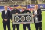 تجلیل باشگاه چادرملوی اردکان از خواننده قطعه «باید برخاست»