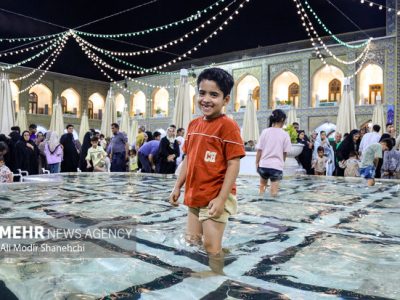 صلوات زائران کوچک بر پیامبر مهربانی‌ها همزمان با شب میلاد در حرم رضوی
