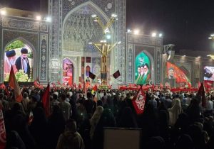 نوای «المستغاث بک یا صاحب الزمان» زائران رضوی در چهلم تدفین رهبر شهید