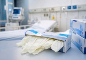 هشدار تولیدکنندگان: واردات دستکش پزشکی، تولید داخل را زمین‌گیر می‌کند
