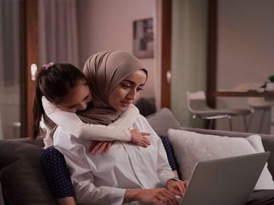 ترک اجباری شغل بهای مادر شدن؛ قانون چه می‌گوید؟