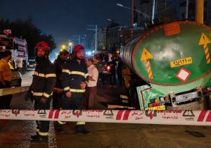 فرورفتگی خیابان شهیدان کاظمی اصفهان؛ چرخ تانکر در حفره فرو رفت