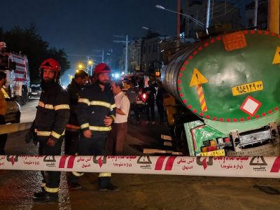 فرورفتگی خیابان شهیدان کاظمی اصفهان؛ چرخ تانکر در حفره فرو رفت