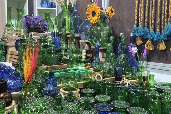 پشت غرفههای رنگارنگ، چه خبر است؟ اینجا هر محصول یک قصه دارد پشت غرفههای رنگارنگ، چه خبر است؟ اینجا هر محصول یک قصه دارد