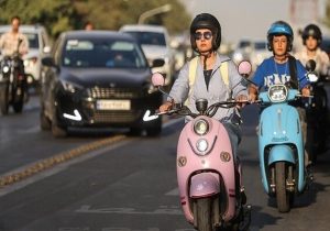 گواهینامه موتورسیکلت بانوان در پیچ اما و اگرهای قانونی تک چرخ میزند