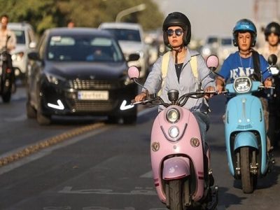 گواهینامه موتورسیکلت بانوان در پیچ اما و اگرهای قانونی تک چرخ میزند