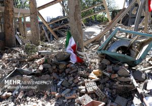 اهتزاز پرچم ایران در محل اصابت موشکهای دشمن در دانشگاه شریف