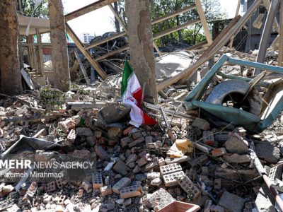 اهتزاز پرچم ایران در محل اصابت موشکهای دشمن در دانشگاه شریف
