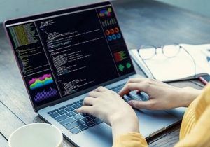 وقتی هوش مصنوعی کد مینویسد؛ آیا مهندسان نرم افزار بیکار میشوند؟